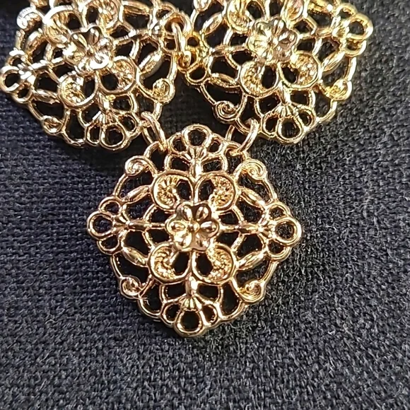 Gold tone vintage necklace. 16 inches - Picture 2 of 5